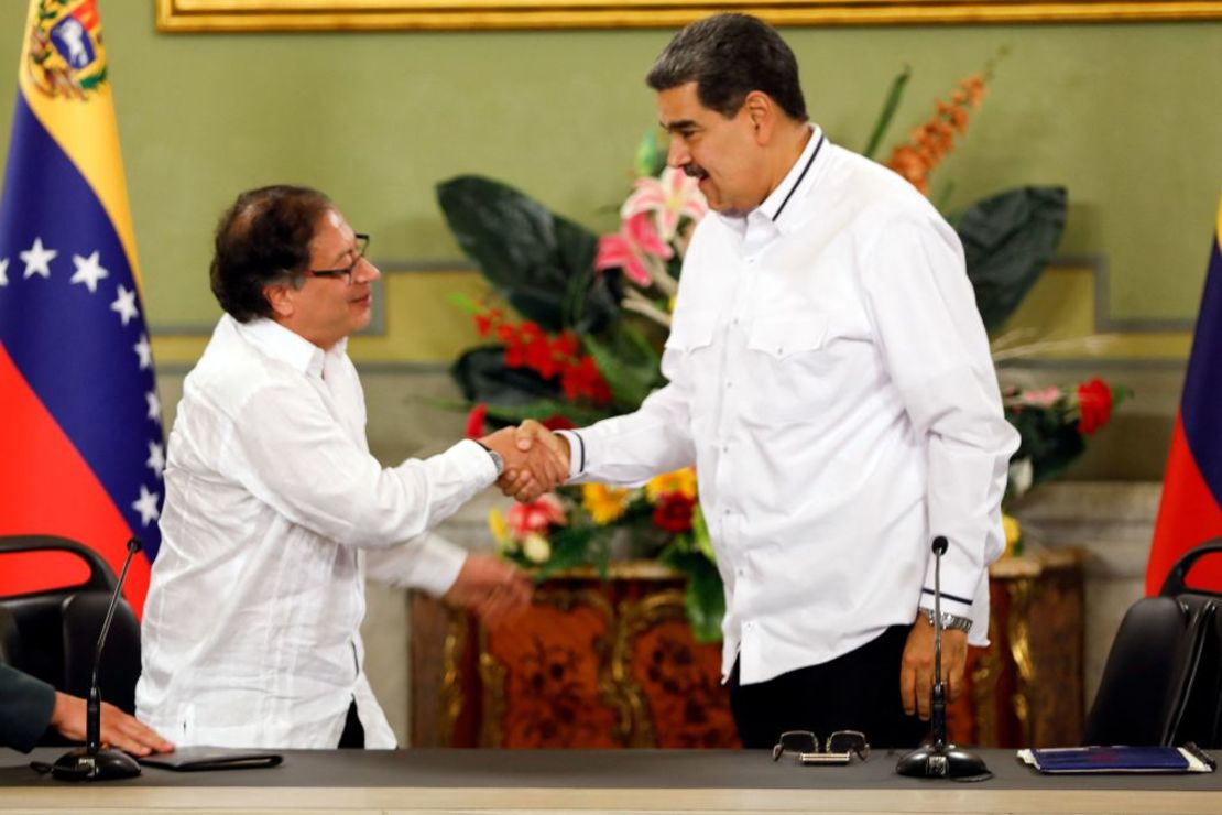 El presidente de Venezuela Nicolás Maduro (a la derecha) y el presidente de Colombia Gustavo Petro saludan después de una reunión en el Palacio Presidencial de Miraflores en Caracas el 18 de noviembre de 2023. Crédito: PEDRO RANCES MATTEY/AFP vía Getty Images