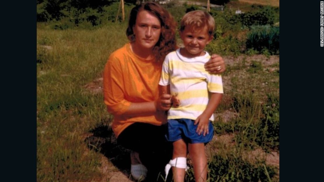 Admir Cejvanovic cuando era pequeño con su madre Rahmana.