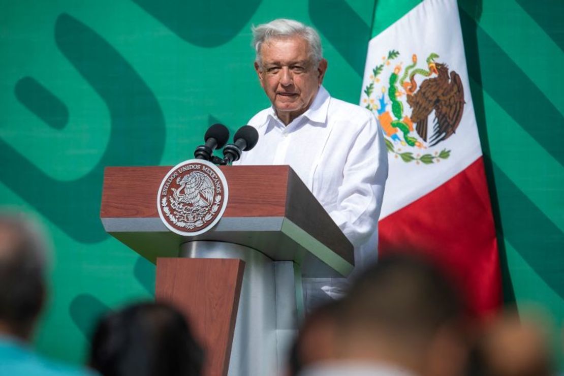 El presidente de México, Andrés Manuel López Obrador, habla durante su conferencia de prensa matutina diaria, en Mazatlán, estado de Sinaloa, México, el 8 de abril de 2024.