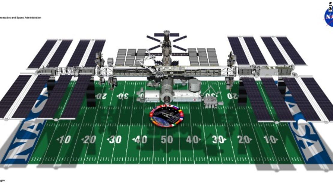 La Estación Espacial Internacional es casi tan grande como un campo de fútbol.