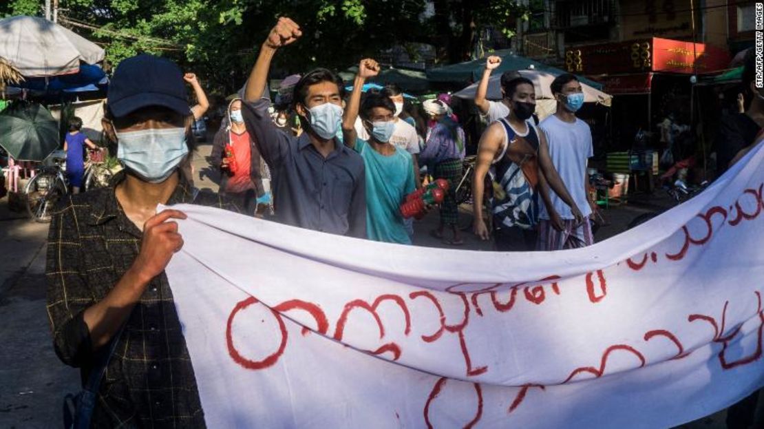 Manifestantes marchan durante una protesta contra el golpe militar en Yangon el 11 de abril de 2021.