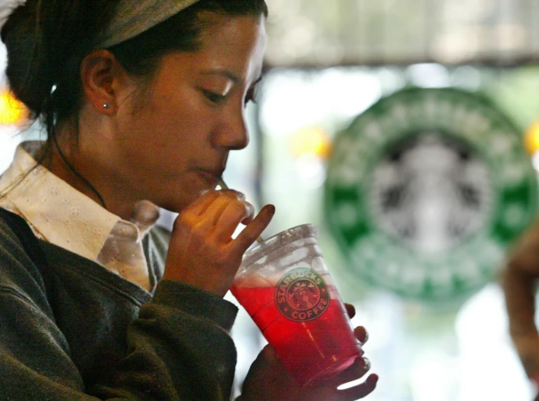 Más de la mitad de las ventas de Starbucks son bebidas frías. Alex Wong/Getty Images.