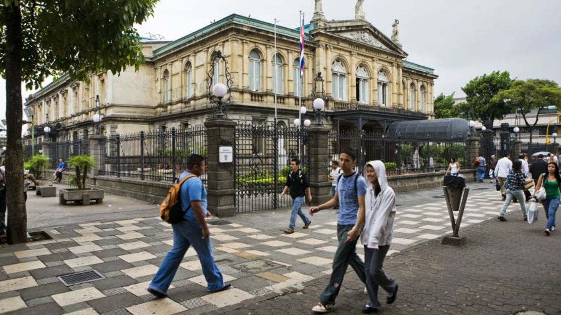 Teatro Nacional: incluso si no hay tiempo para ver un espectáculo, vale la pena pagar 10 dólares por una visita al edificio neoclásico.