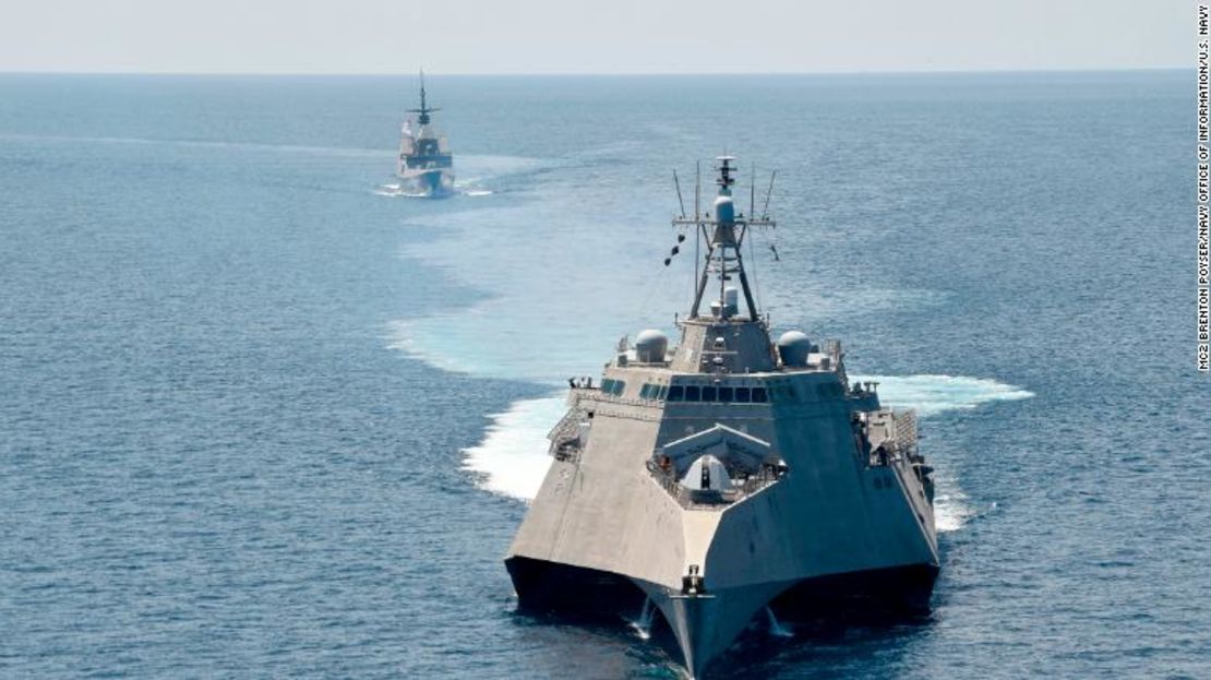 El buque de combate litoral USS Gabrielle Giffords, al frente, en ejercicios con la fragata furtiva multifuncional de clase formidable RSS Steadfast de la Marina de Singapur en el Mar de China Meridional, el 25 de mayo de 2020.