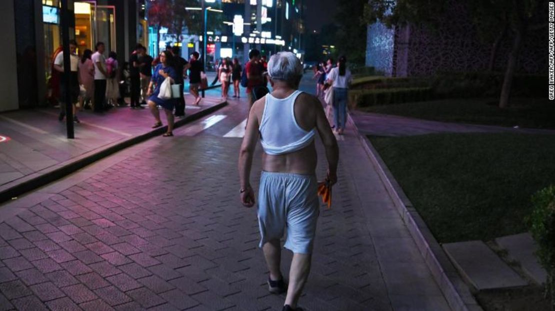 Hombre usa "bikini de Beijing" mientras camina por un centro comercial en Beijing, el 28 de junio.