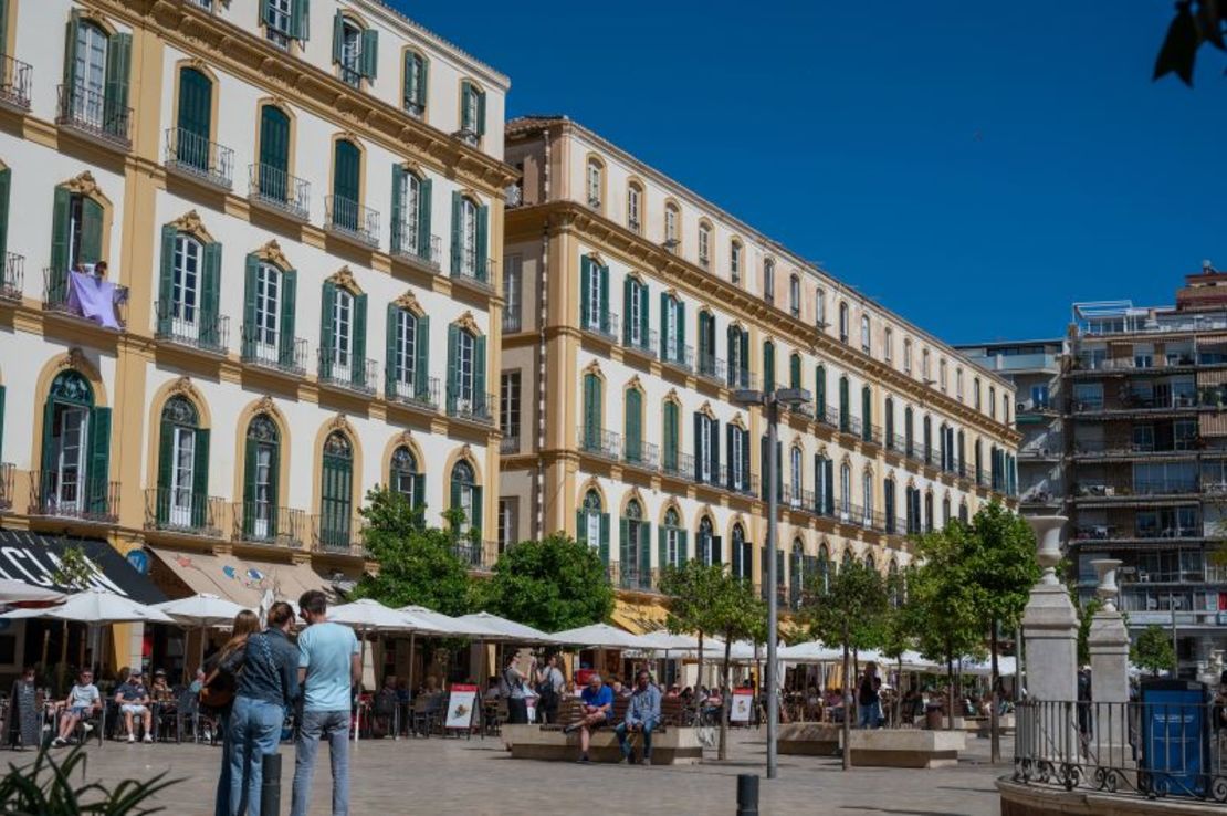 Una mujer cuelga una sábana del balcón de un apartamento en Málaga, España.