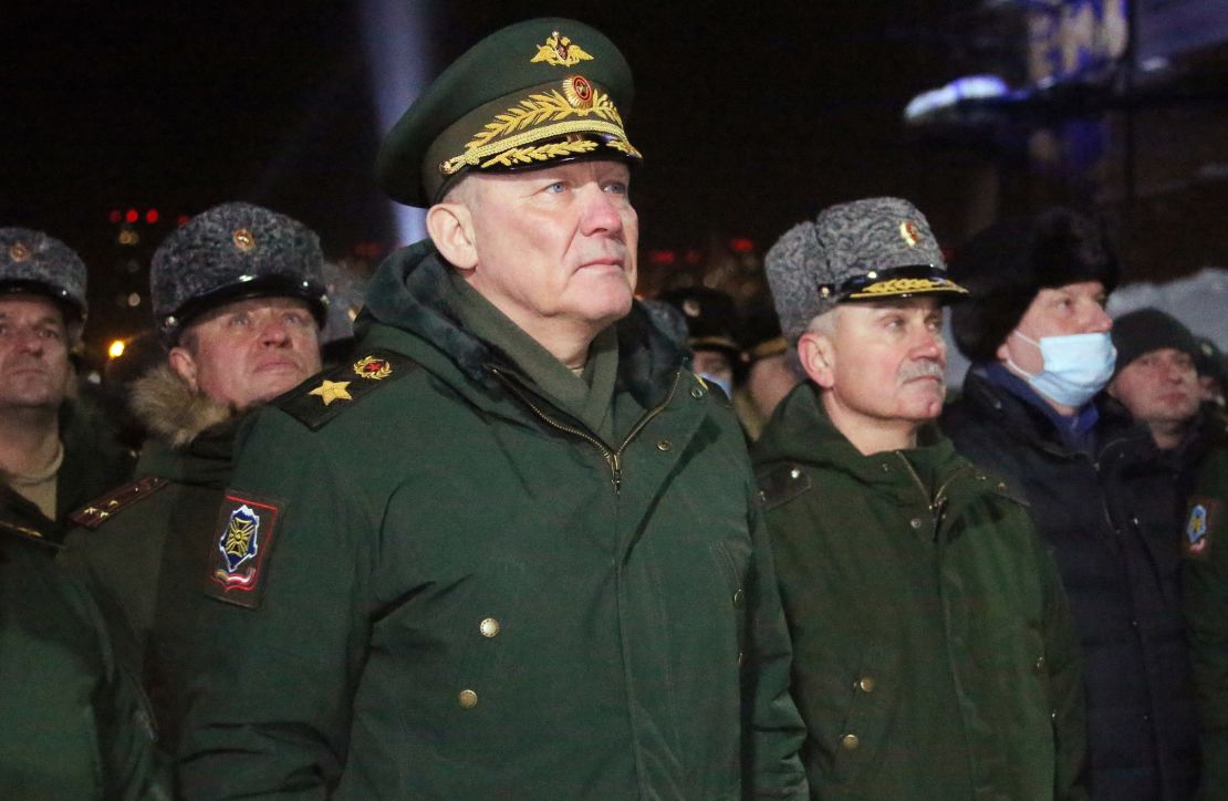 El general del ejército Alexander Dvornikov (centro) aparece en esta foto de archivo en Rostov del Don, Rusia, el 18 de enero de 2021.Crédito: Vasily Deryugin/Kommersant/Sipa USA