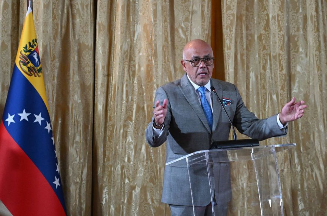 El presidente de la Asamblea Nacional de Venezuela, Jorge Rodríguez, habla durante una reunión antes de firmar un acuerdo entre el gobierno, miembros de partidos políticos y ONG sociales y religiosas para proponer al Consejo Nacional Electoral el calendario de las elecciones presidenciales en la sede de la Asamblea Nacional en Caracas el 28 de febrero de 2024. (Foto: FEDERICO PARRA/AFP vía Getty Images).