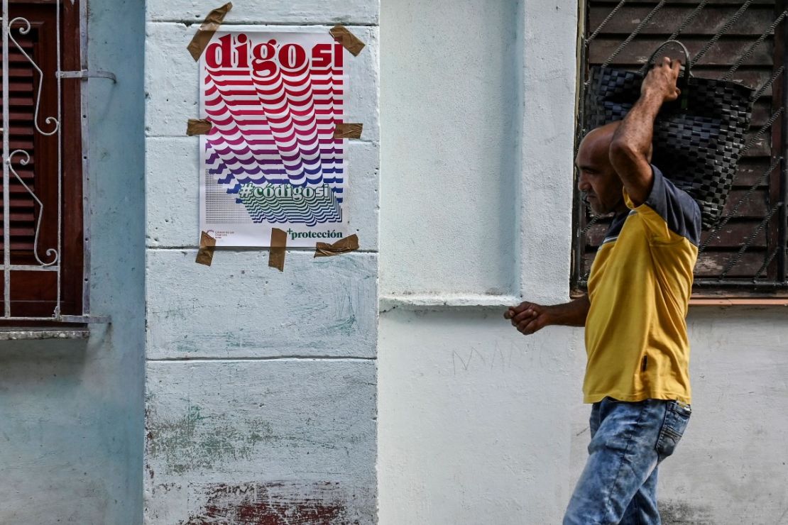 Un hombre pasa frente a un cartel a favor del referéndum del nuevo Código de Familia en La Habana el 21 de septiembre de 2022.