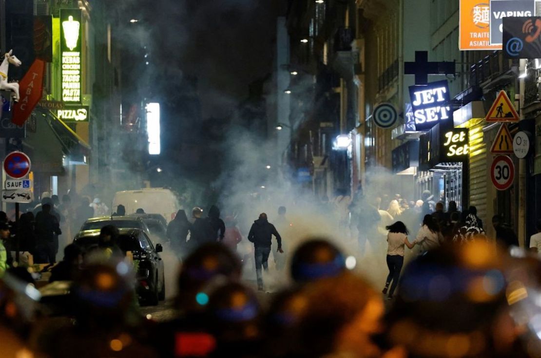 Los manifestantes corren mientras los policías franceses usan gases lacrimógenos en París el 2 de julio de 2023, cinco días después de que la policía matara a un hombre de 17 años en Nanterre, un suburbio al oeste de París.