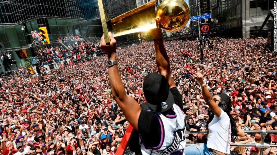 Los Raptors de Toronto celebran el lunes su primer campeonato de la NBA con los hinchas.