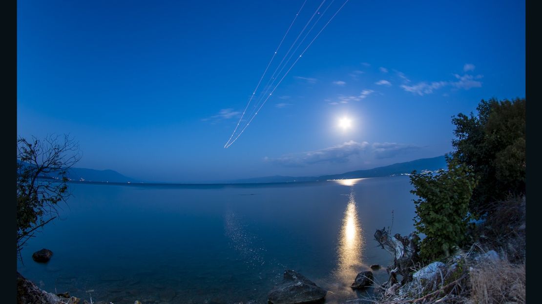 Para ver una dramática luna llena sobre el horizonte de Roma, vea la transmisión en vivo proporcionada por el Proyecto de Telescopio Virtual.