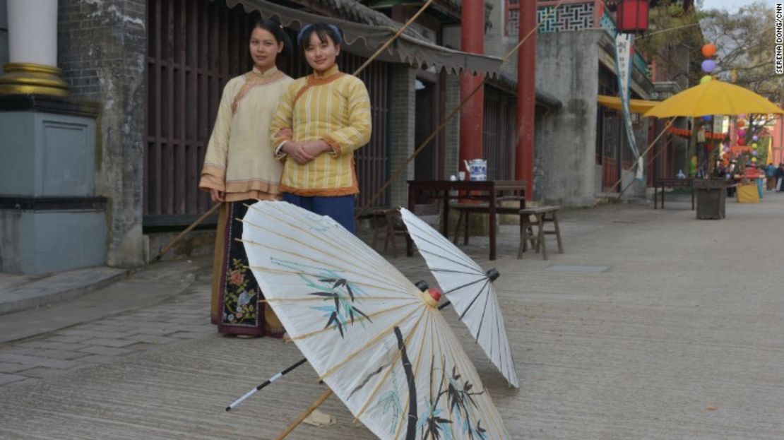 Dos actrices caminan a través de un set en Hengdian World Studios cuando CNN visitó el 29 de diciembre de 2015.