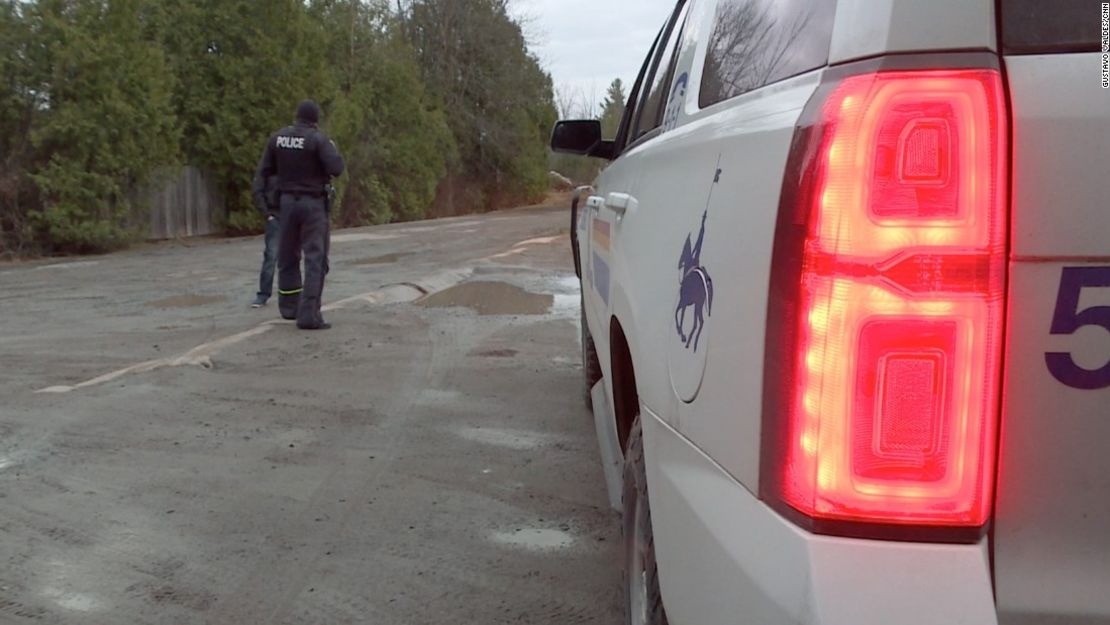 CNNE f3d1c427 - 170518153645-canada-border-police-super-169