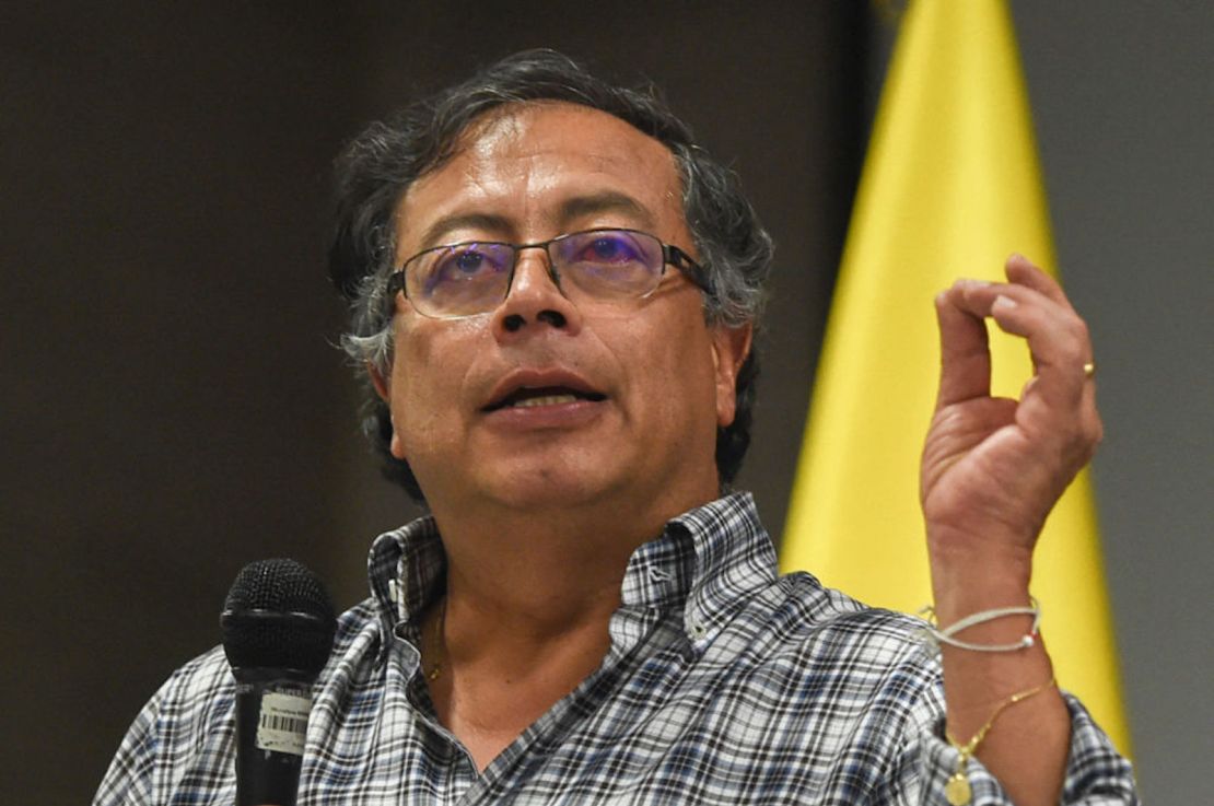 El presidente de Colombia Gustavo Petro le apuesta a la negociación con grupos armados para alcanzar la paz.