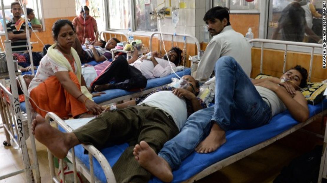 Pacientes comparten camas en el Hospital Hindu Rao de Nueva Delhi.