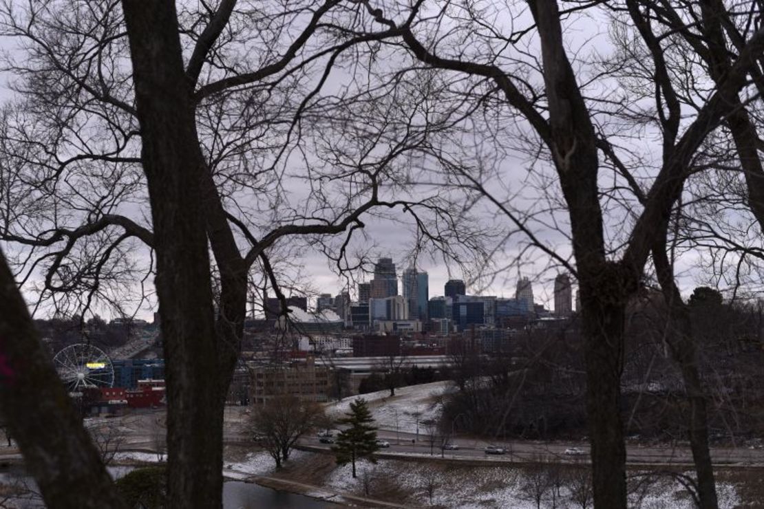 El horizonte de Kansas City desde Penn Valley Park después del mitin por la victoria del Super Bowl terminó con un tiroteo mortal. Emmalee Reed/CNN