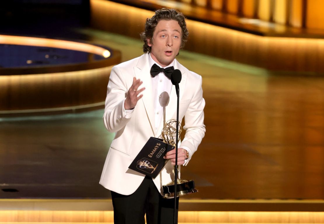 Jeremy Allen White recibe el premio a mejor actor en una serie de comedia por "The Bear" en los premios Emmy 2023 el Peacock Theater el 15 de enero de 2024 en Los Ángeles, California.