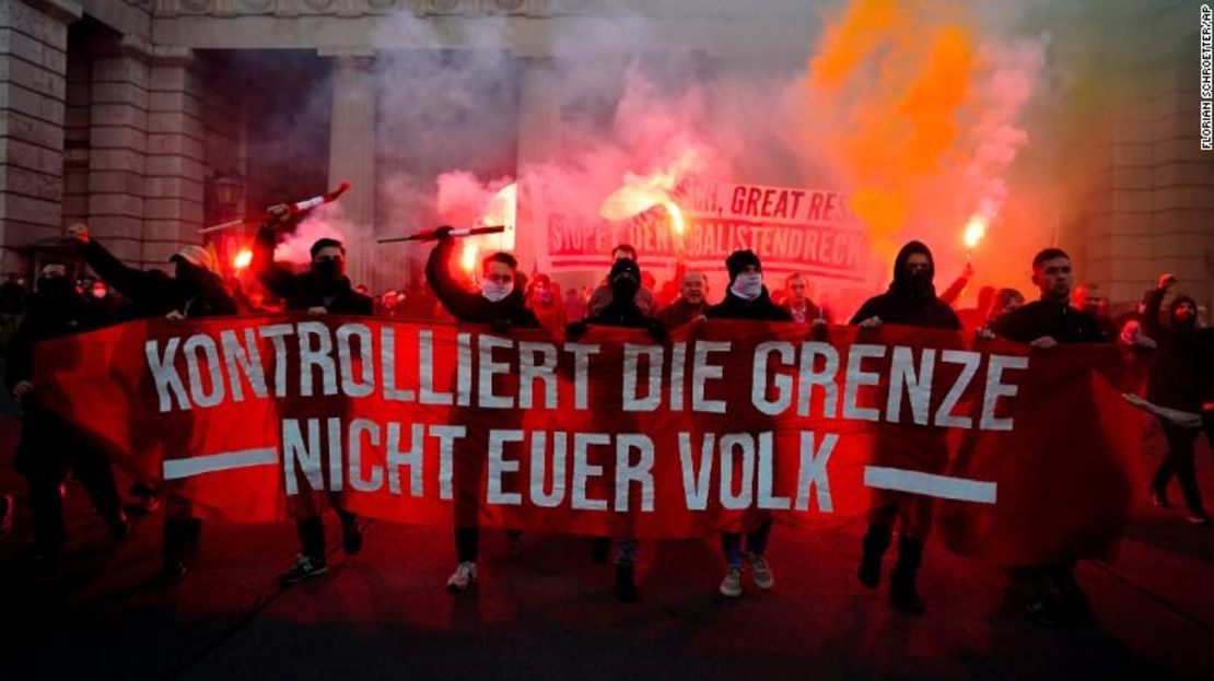 "Controlen la frontera. No a su propia gente", dice una pancarta durante una manifestación contras las restricciones de covid-19 en Austria.