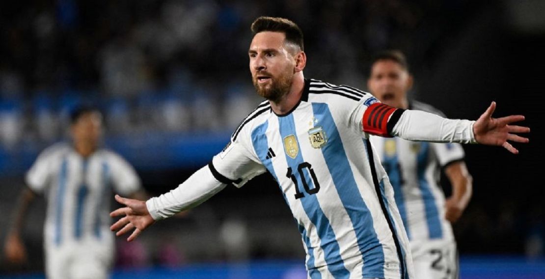 El delantero argentino Lionel Messi celebra tras marcar un gol durante el partido de fútbol de las Eliminatorias Sudamericanas para la Copa Mundial de la FIFA 2026 entre Argentina y Ecuador, en el estadio Mas Monumental de Buenos Aires, el 7 de septiembre de 2023.