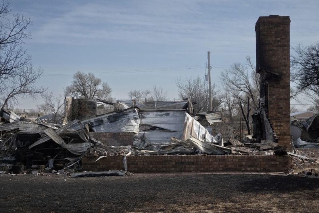 Solo la chimenea permanece en pie después de que una casa fuera destruida por el incendio de Smokehouse Creek en Stinnett, Texas. Scott Olson/Getty Images