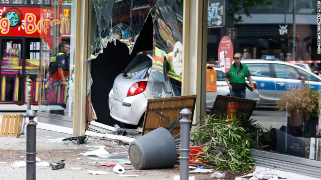 El conductor fue detenido después de chocar contra una tienda en una calle muy transitada del distrito de Charlottenburg, en Berlín, dijo un portavoz de la policía.