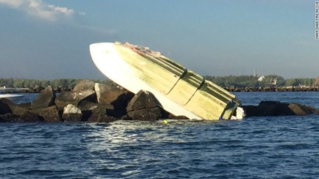 Así quedó el bote en el que viajaban el lanzador y otras dos personas.