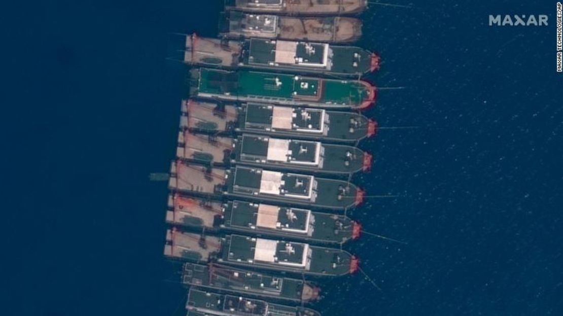 Esta imagen de satélite proporcionada por Maxar Technologies muestra barcos chinos anclados en el arrecife Whitsun, ubicado en el disputado Mar de China Meridional. Martes 23 de marzo de 2021.