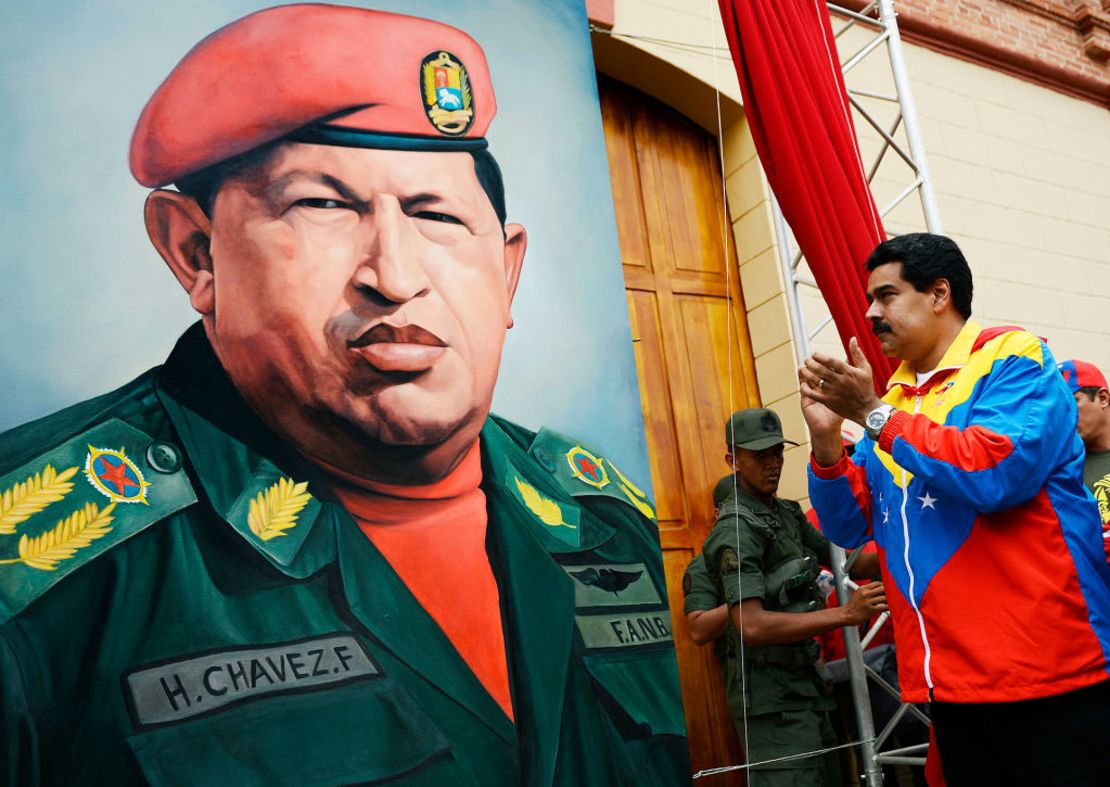 El vicepresidente de Venezuela, Nicolás Maduro (derecha), mira un retrato del presidente de Venezuela, Hugo Chávez, durante la conmemoración del fallido golpe de 1992 liderado por Chávez, que era un teniente coronel del ejército, contra el entonces presidente Carlos Andrés Pérez, en Caracas, el 4 de febrero. 2013.