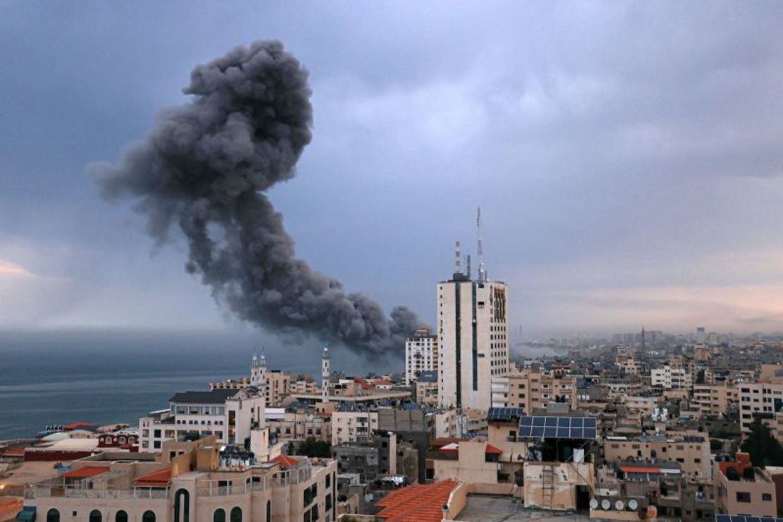 El humo se eleva sobre los edificios durante un ataque aéreo israelí, en la ciudad de Gaza, el 9 de octubre.