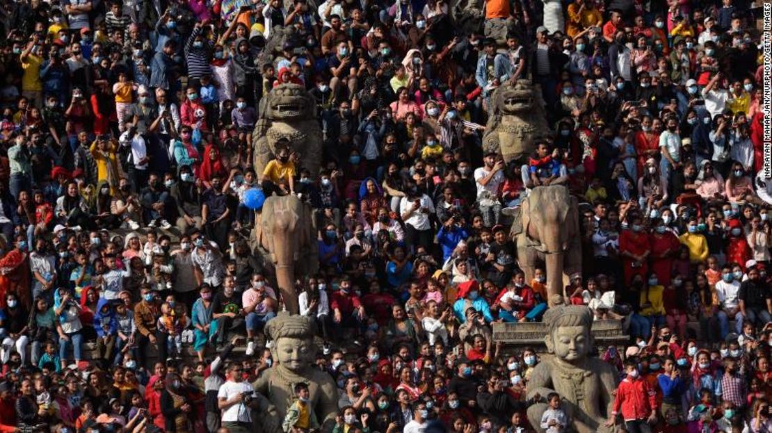 Devotos nepalíes en el Bisket Jatra en Taumadi, Bhaktapur, Nepal, el 10 de abril.