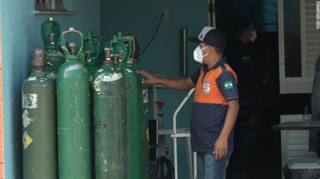 Un hombre junto a los tanques de oxígeno en Iranduba.