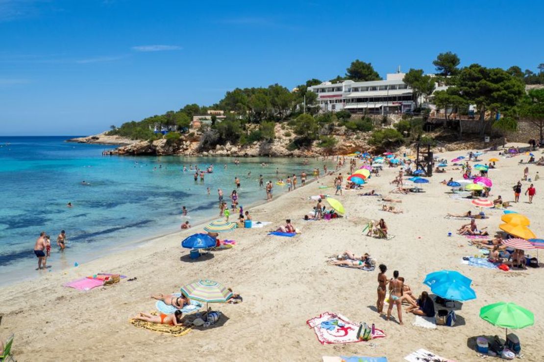 Nana Prempeh estaba de vacaciones en Portinatx, Ibiza, España (en la foto) cuando conoció a Edouard.