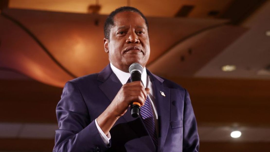 El candidato a la revocación de gobernador, Larry Elder, habla con sus partidarios en un evento la noche de las elecciones el 14 de septiembre de 2021 en Costa Mesa, California.