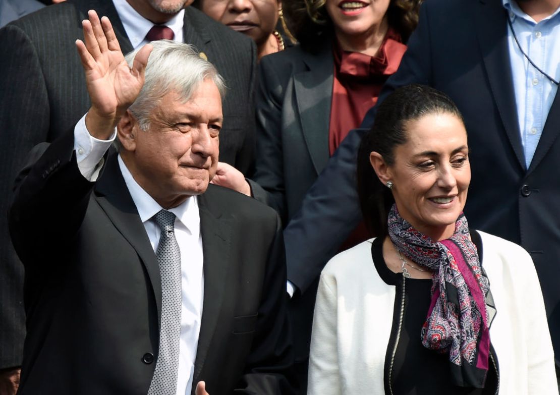 El presidente de México, Andrés Manuel López Obrador, junto a la entonces nueva jefa de Gobierno de la Ciudad de México, Claudia Sheinbaum, tras su toma de posesión en el Congreso local el 5 de diciembre de 2018.