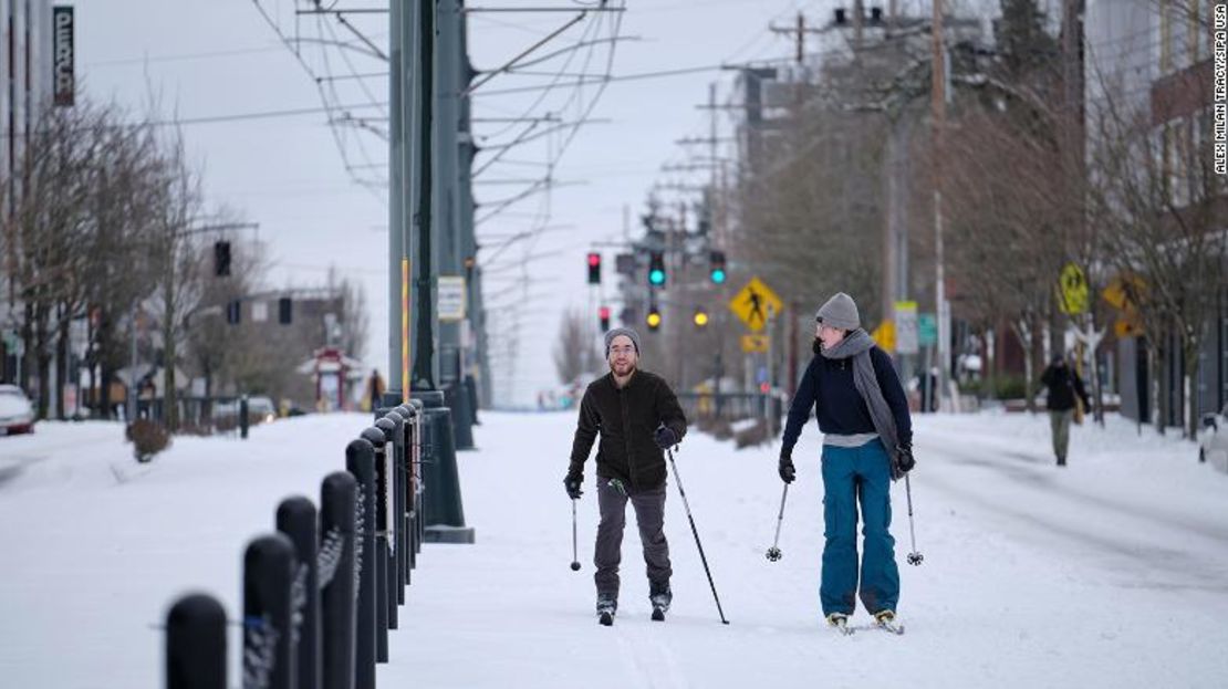 Personas esquían en una avenida en Portland, Oregon.