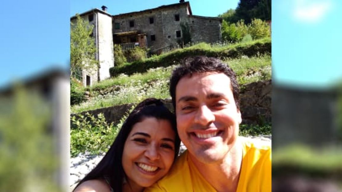 El brasileño Douglas Roque, en la foto con su prima, ha estado atrapado en la Toscana durante el confinamiento italiano.