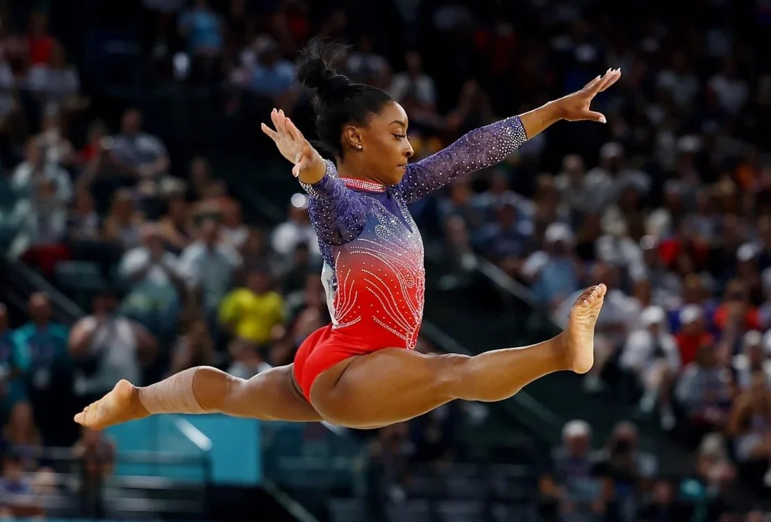 La gimnasta Simone Biles ganó una medalla de plata por su ejercicio de suelo durante los Juegos Olímpicos París 2024. (Foto: Hannah McKay/Reuters).