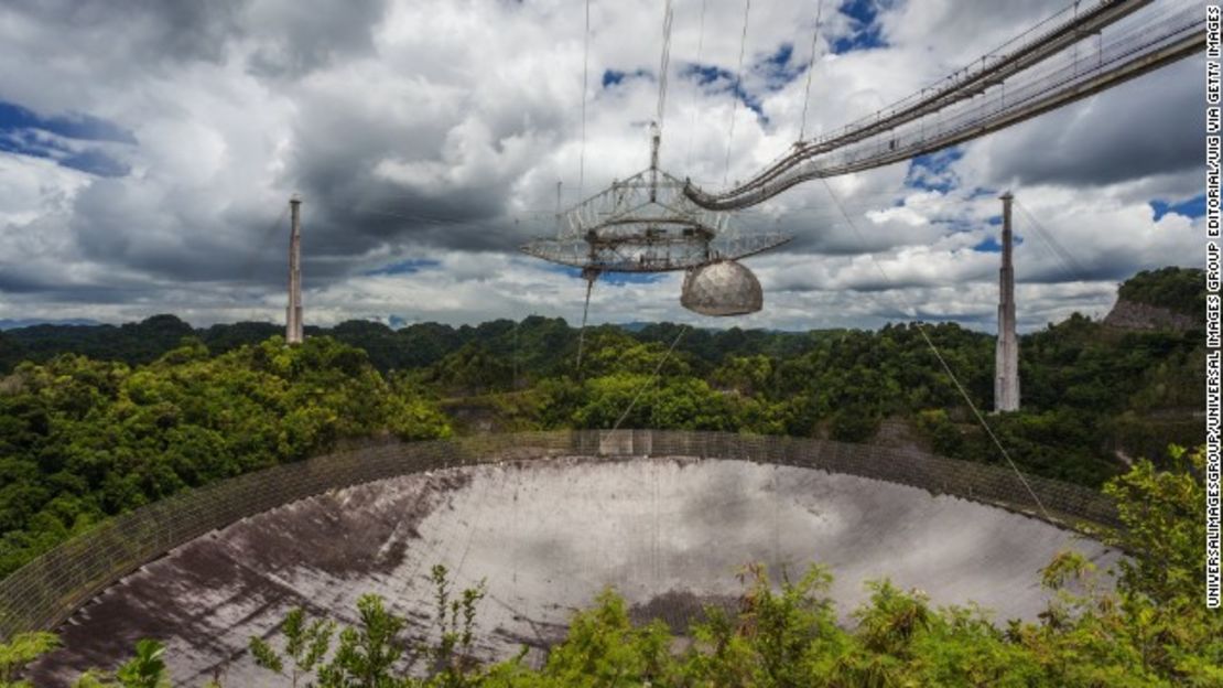 El actual radiotelescopio más grande de un solo plato, el Observatorio de Arecibo, en Arecibo, Puerto Rico.