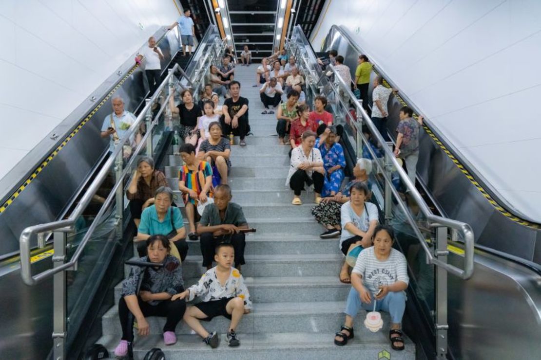 La gente se refresca en un andén de ferrocarril en Chongqing, China, el 24 de julio de 2024, cuando las temperaturas alcanzaron los 40 grados Celsius (104 Fahrenheit).