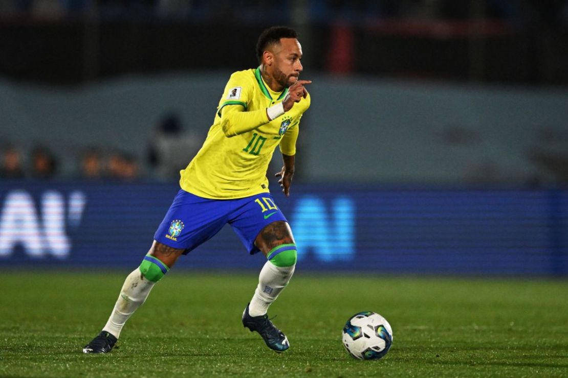 El delantero brasileño Neymar controla el balón durante el partido de fútbol de clasificación sudamericano para la Copa Mundial de la FIFA 2026 entre Uruguay y Brasil en el Estadio Centenario de Montevideo el 17 de octubre de 2023. (Foto: EITAN ABRAMOVICH/AFP vía Getty Imágenes).