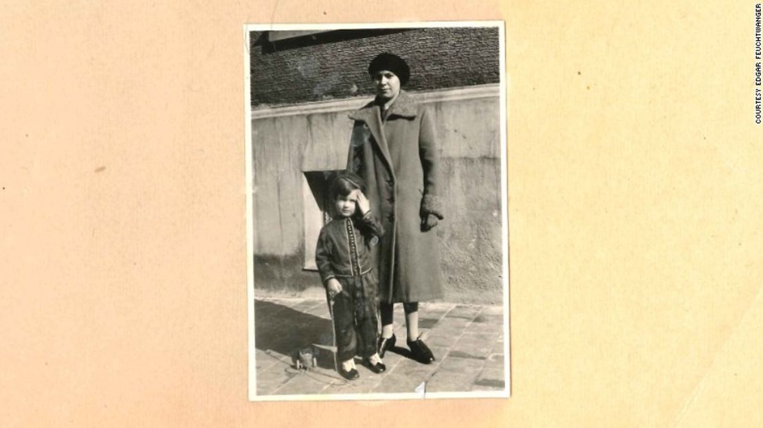 Feuchtwanger vio por primera vez a Hitler cuando su niñera lo sacó a caminar. En la foto, niño y niñera en la calle.