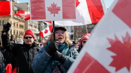 La gente se reúne para la manifestación "Codos arriba" en Parliament Hill en Ottawa, Ontario, el 9 de marzo de 2025.