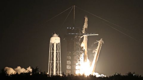Un cohete SpaceX Falcon 9 con los astronautas de la misión Fram2 a bordo despega de la plataforma de lanzamiento 39A en el Centro Espacial Kennedy en Cabo Cañaveral, Florida, el lunes.