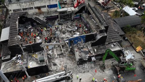 Esta vista aérea muestra a los equipos de rescate trabajando en la discoteca Jet Set un día después del colapso de su techo en Santo Domingo, República Dominicana, el 9 de abril de 2025.