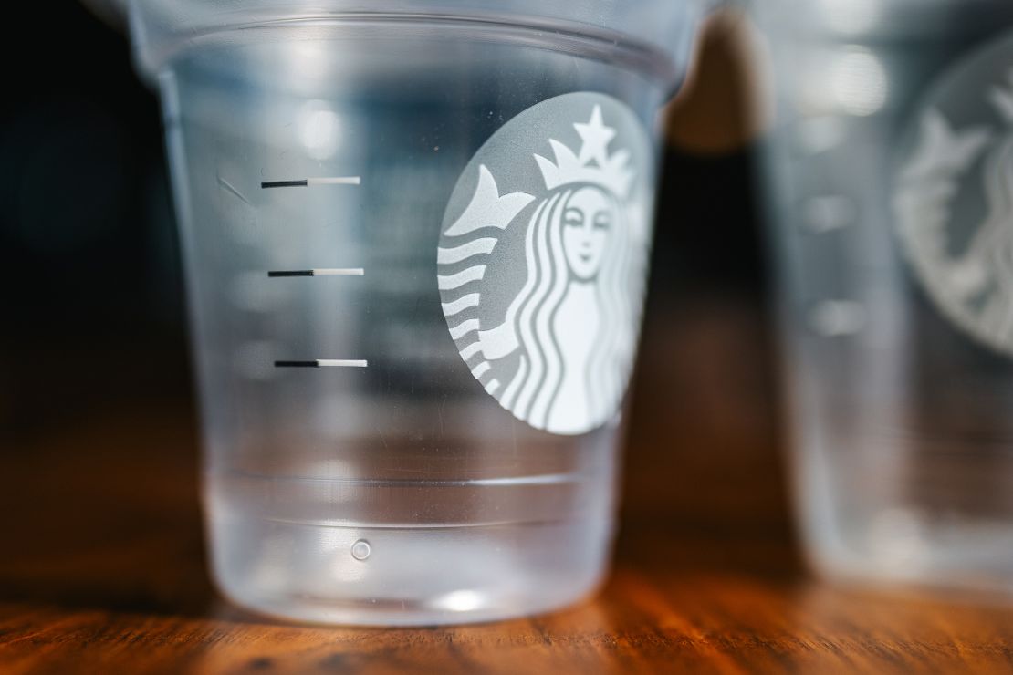 Starbucks renueva sus vasos de plástico