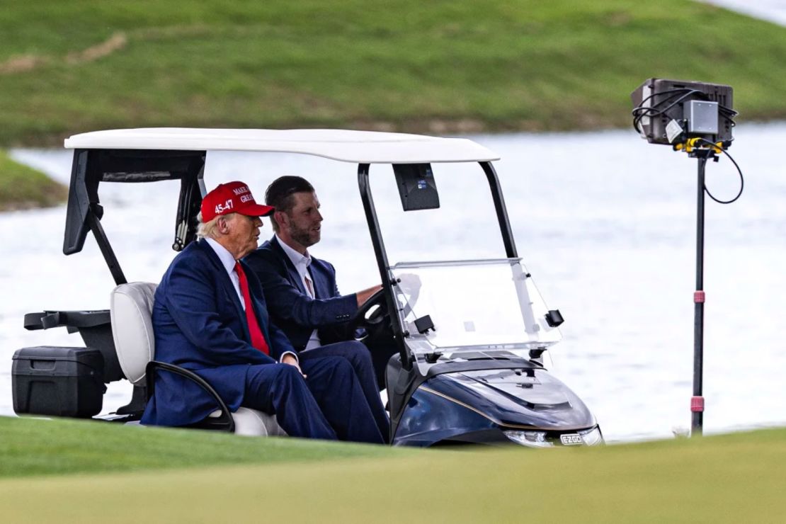 El presidente Donald Trump y su hijo Eric Trump conducen un carrito de golf tras llegar al hoyo nueve durante las vistas previas del LIV Golf Miami en el Trump National Doral Miami en Doral, Florida, el jueves 3 de abril de 2025.