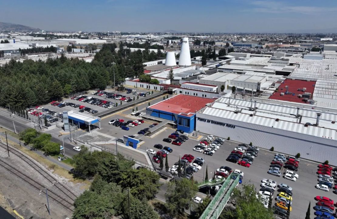 La fábrica de autos de Stellantis en Toluca, México, el jueves 3 de abril de 2025. La empresa dijo que pausaría la producción en algunas fábricas en México, donde produce vehículos Dodge y Ram, y en Canadá.
