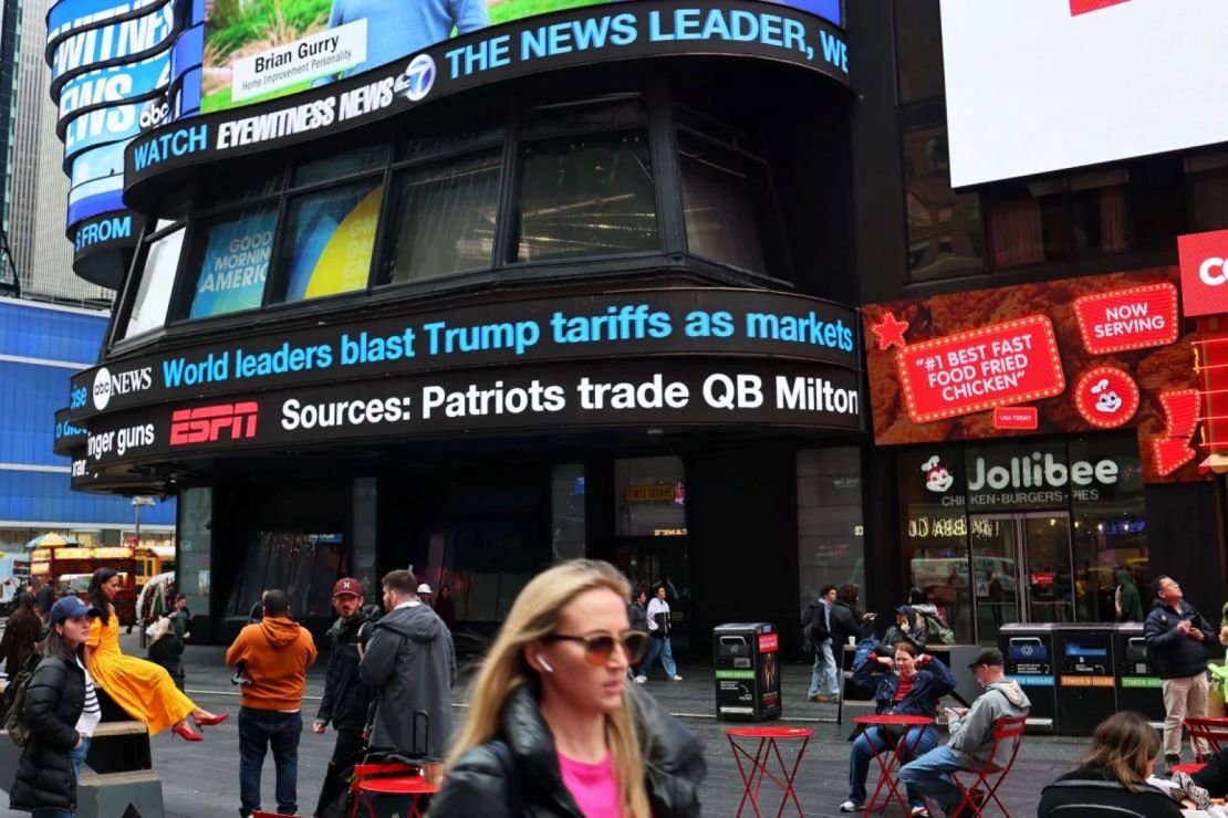 Noticias sobre los aranceles del presidente Donald Trump se ven en pantalla en Times Square, Nueva York, el jueves 3 de abril de 2025.
