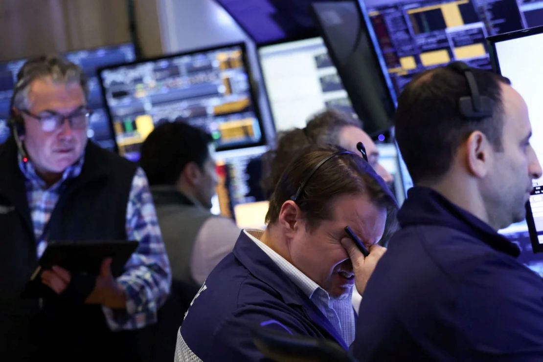 Operadores trabajan en el piso de la Bolsa de Valores de Nueva York al toque de la campana de apertura el jueves 3 de abril de 2025.